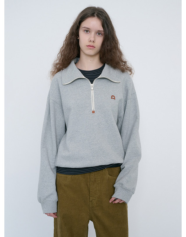 던스트 UNISEX LEATHER LOGO HALF ZIP-UP SWEATSHIRT MELANGE GREY_M_UDTS6C107G2 그레이 착용컷