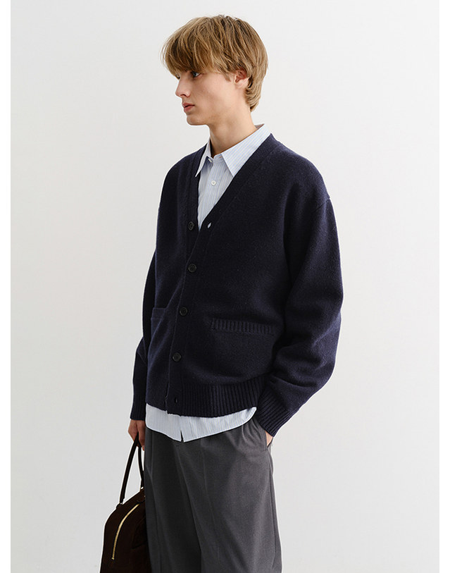 던스트 UNISEX BOYFRIEND KNIT CARDIGAN FRENCH NAVY_M_UDSW5C103N2 네이비 착용컷