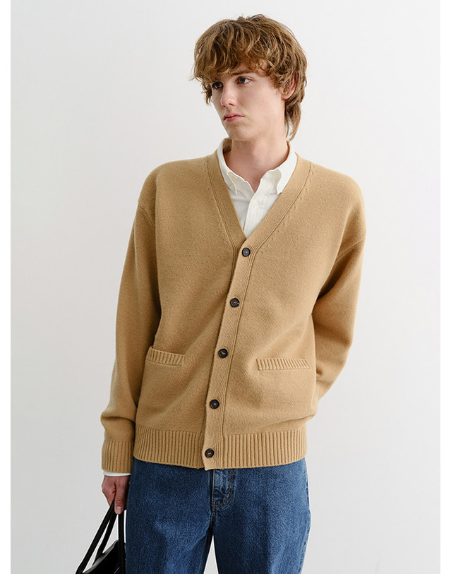 던스트 UNISEX BOYFRIEND KNIT CARDIGAN CAMEL_M_UDSW5C103CM 카멜 착용컷