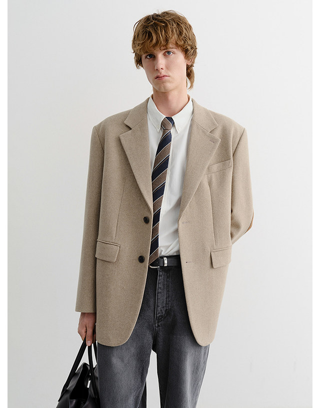던스트 UNISEX VINTAGE TAILORED WOOL BLAZER OATMEAL_M_UDJA5C101I1 그레이 착용컷