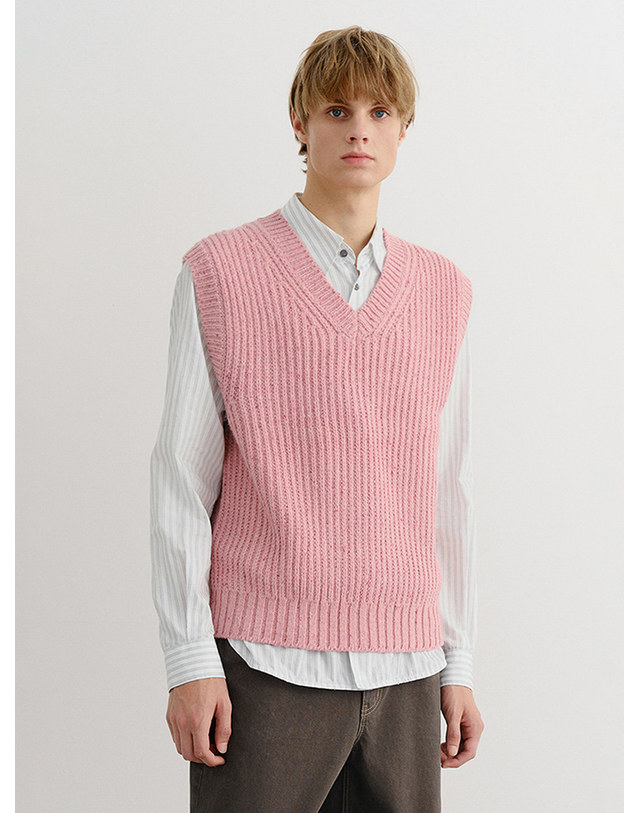 던스트 UNISEX V-NECK KNIT VEST SOFT PINK_M_UDSW5C113P1 핑크 착용컷