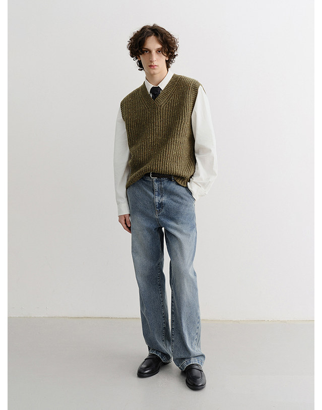 던스트 UNISEX V-NECK KNIT VEST OLIVE_M_UDSW5C113K1 그린 착용컷