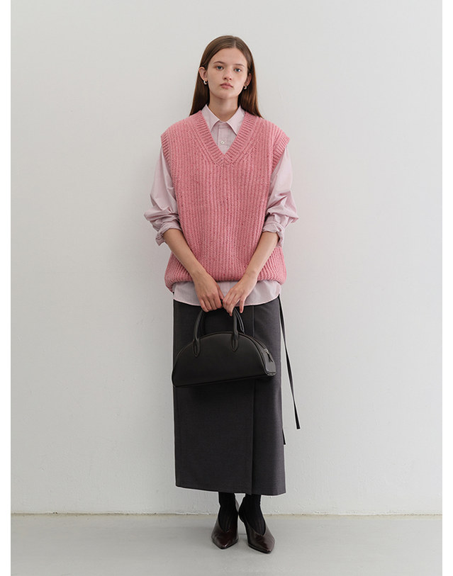 던스트 UNISEX V-NECK KNIT VEST SOFT PINK_UDSW5C113P1 핑크 착용컷