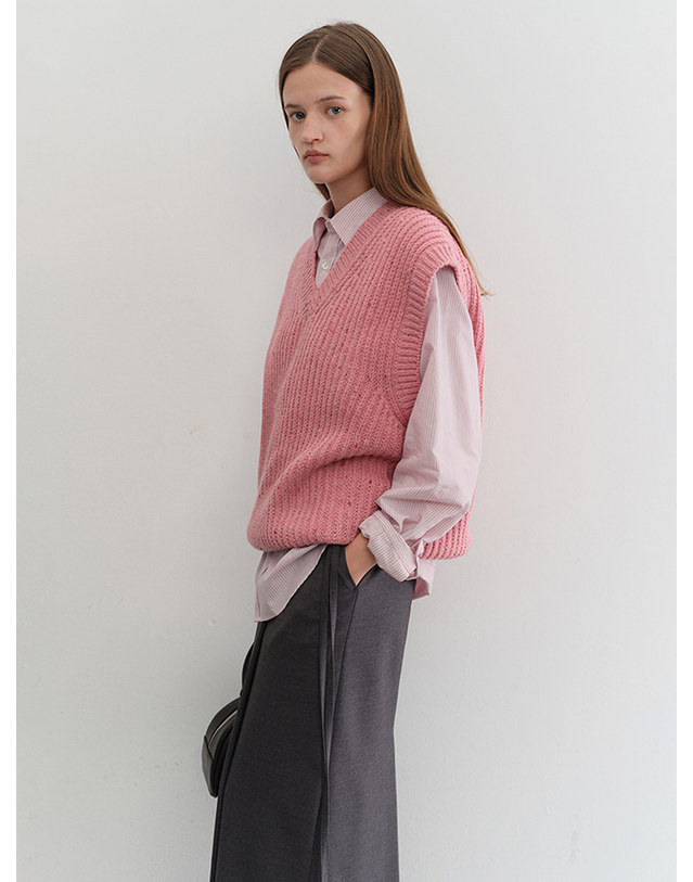 던스트 UNISEX V-NECK KNIT VEST SOFT PINK_UDSW5C113P1 핑크 착용컷