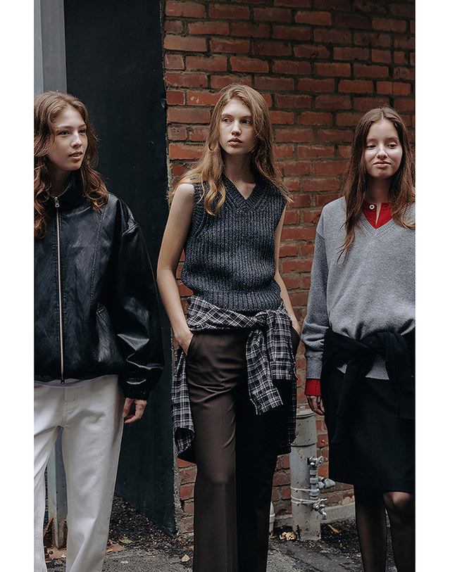 던스트 UNISEX V-NECK KNIT VEST CHARCOAL GREY_UDSW5C113CG 그레이 착용컷