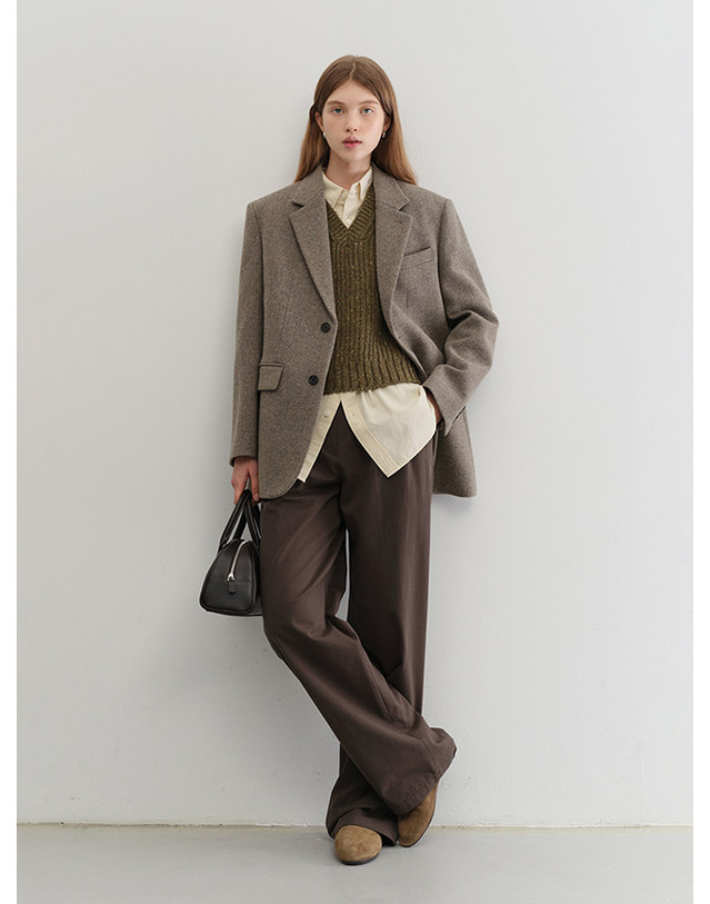 던스트 UNISEX V-NECK KNIT VEST OLIVE_UDSW5C113K1 그린 착용컷