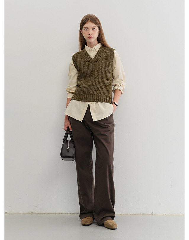 던스트 UNISEX V-NECK KNIT VEST OLIVE_UDSW5C113K1 그린 착용컷
