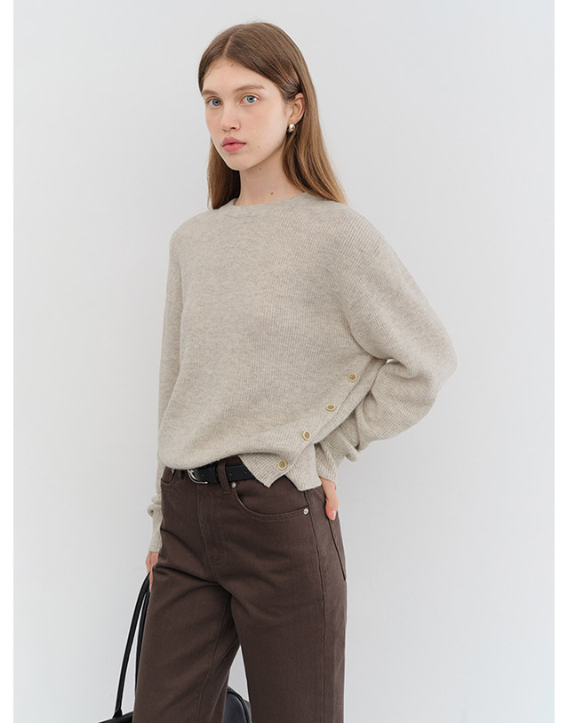 던스트 UNISEX BUTTONED CREWNECK SWEATER MELANGE BEIGE_UDSW5C107I2 베이지 착용컷