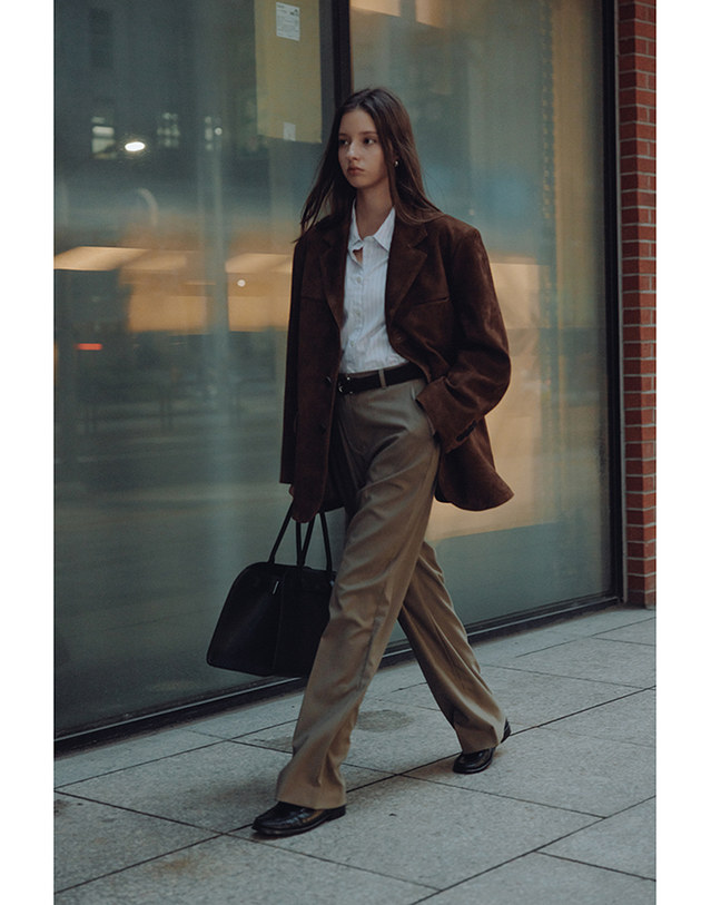 던스트 UNISEX SUEDE TAILORED HALF JACKET CAMEL_UDJA5C103CM 카멜 착용컷