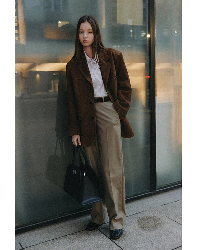 던스트 UNISEX SUEDE TAILORED HALF JACKET CAMEL_UDJA5C103CM 카멜 착용컷