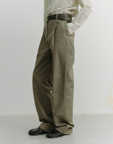 PLEATED CHINO SLACKS KHAKI_UDPA6A203K2