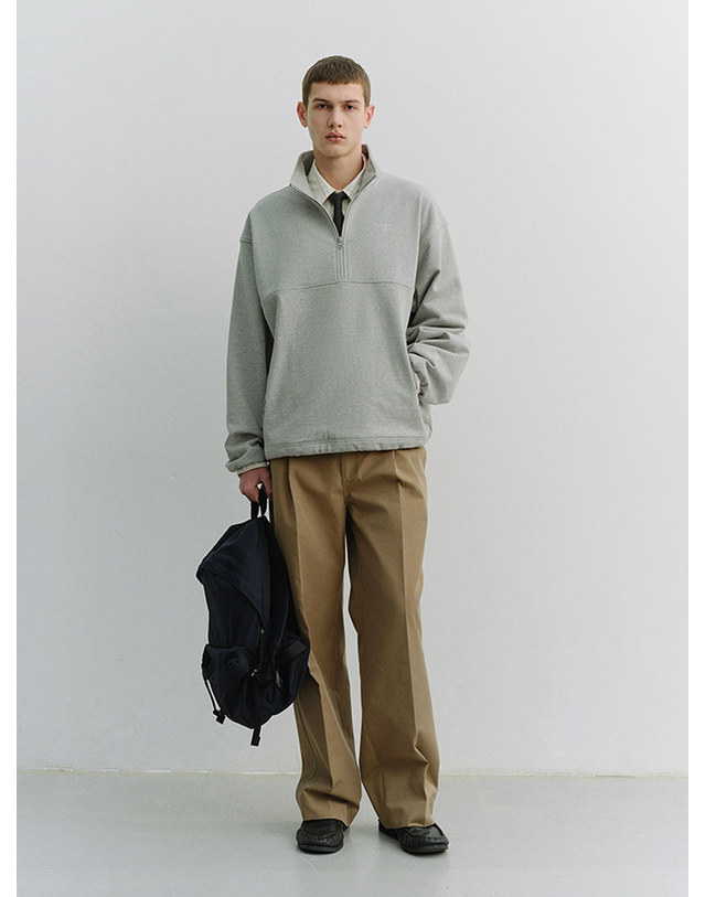 던스트 PLEATED CHINO SLACKS KHAKI BROWN_M_UDPA6A303W1 멀티컬러 착용컷