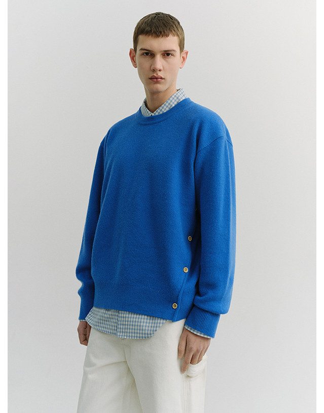 던스트 UNISEX BUTTONED CREWNECK SWEATER BLUE_M_UDSW6A107B2 블루 착용컷