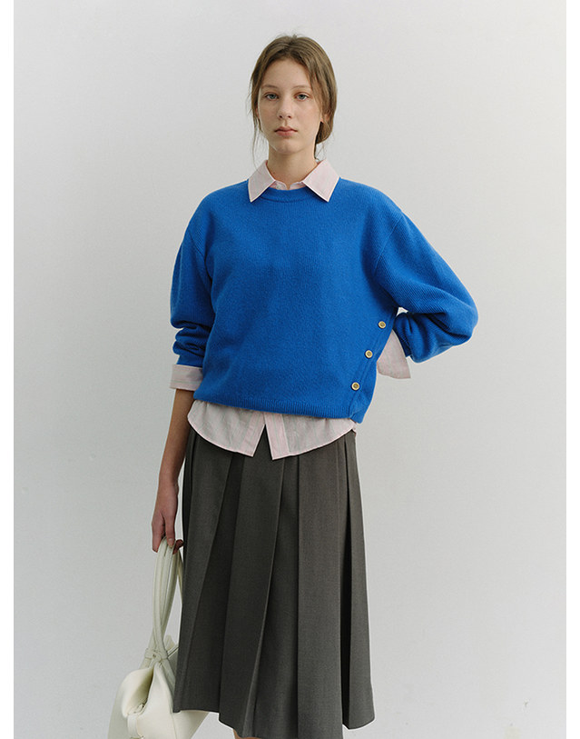 던스트 UNISEX BUTTONED CREWNECK SWEATER BLUE_M_UDSW6A107B2 블루 착용컷