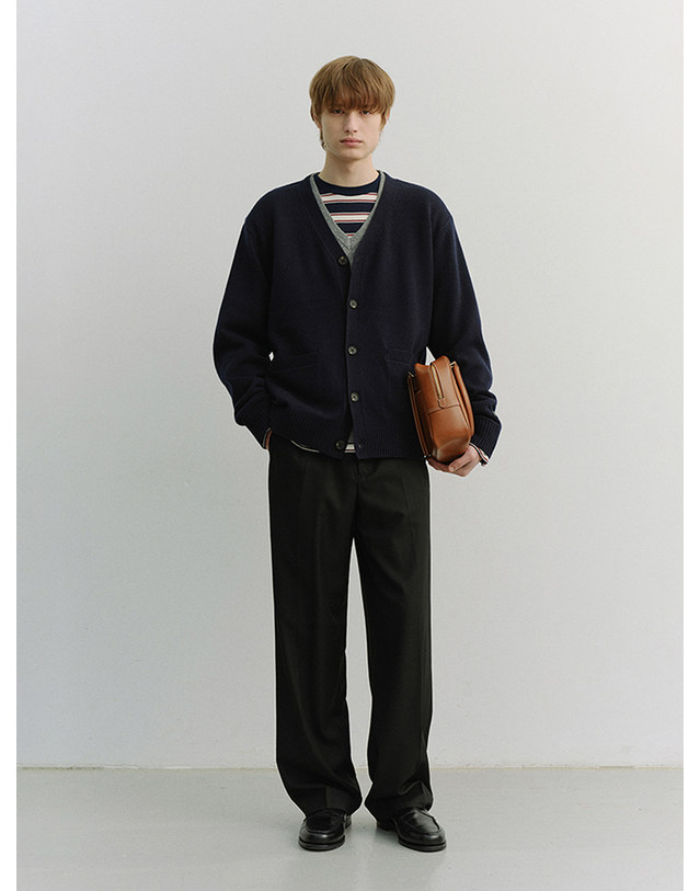 던스트 UNISEX BOYFRIEND KNIT CARDIGAN DARK NAVY_M_UDSW6A102N3 네이비 착용컷