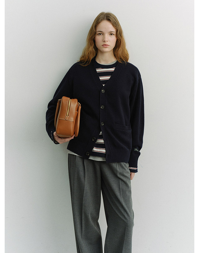 던스트 UNISEX BOYFRIEND KNIT CARDIGAN DARK NAVY_M_UDSW6A102N3 네이비 착용컷