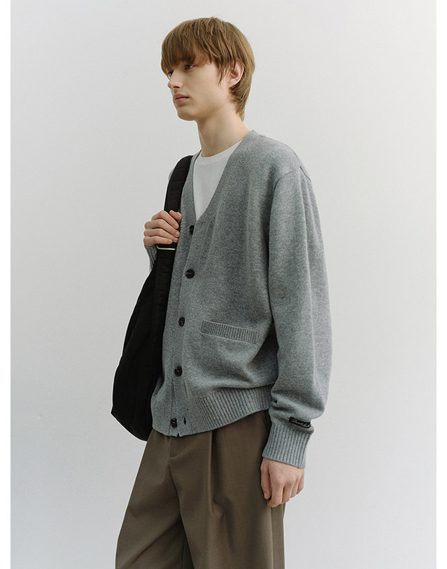 던스트 UNISEX BOYFRIEND KNIT CARDIGAN MELANGE GREY_M_UDSW6A102G2 그레이 착용컷