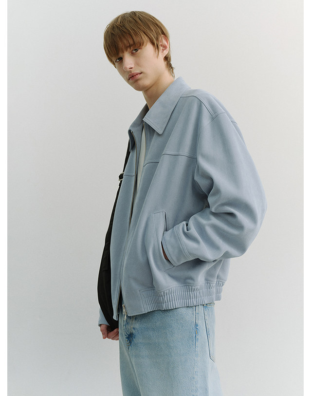 던스트 UNISEX ALTER-SUEDE COLLARED BLOUSON SOFT BLUE_M_UDJU6A107B1 블루 착용컷