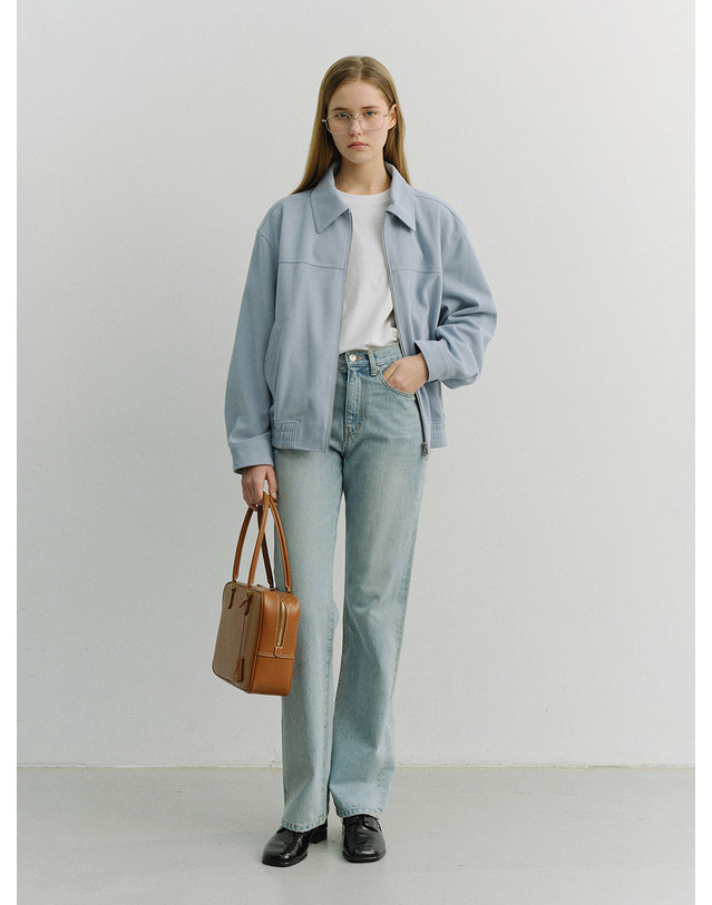 던스트 UNISEX ALTER-SUEDE COLLARED BLOUSON SOFT BLUE_M_UDJU6A107B1 블루 착용컷