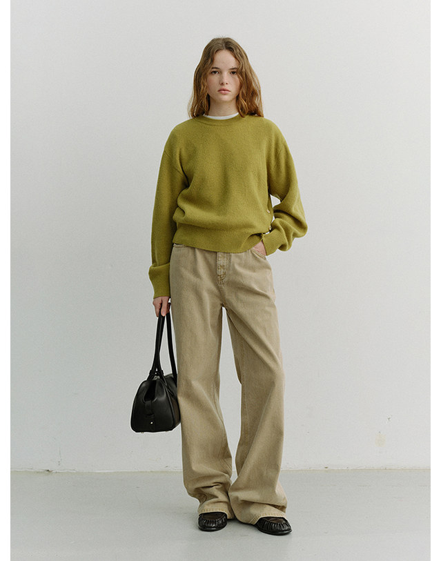 던스트 UNISEX BUTTONED CREWNECK SWEATER OLIVE_UDSW6A107K1 그린 착용컷