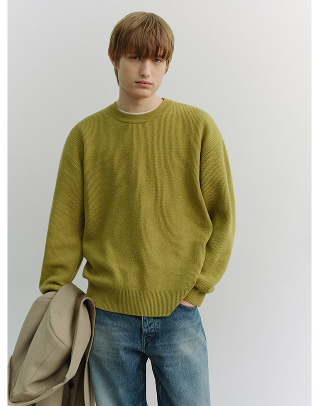 던스트 UNISEX BUTTONED CREWNECK SWEATER OLIVE_UDSW6A107K1 그린 착용컷