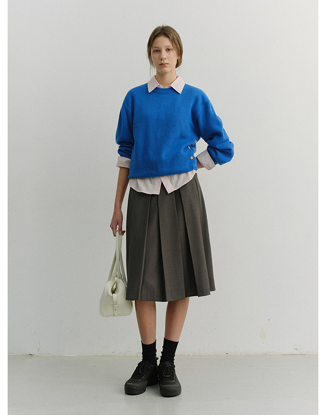 던스트 UNISEX BUTTONED CREWNECK SWEATER BLUE_UDSW6A107B2 블루 착용컷