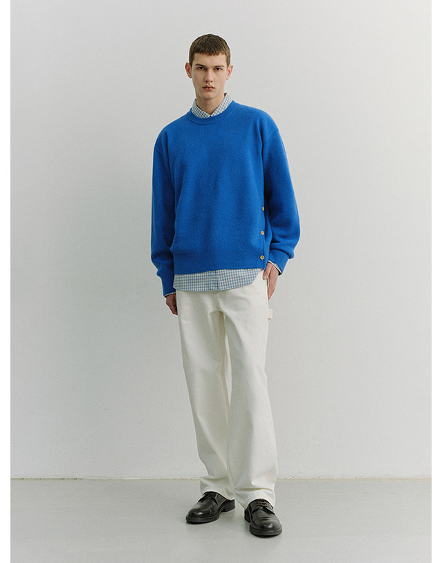던스트 UNISEX BUTTONED CREWNECK SWEATER BLUE_UDSW6A107B2 블루 착용컷