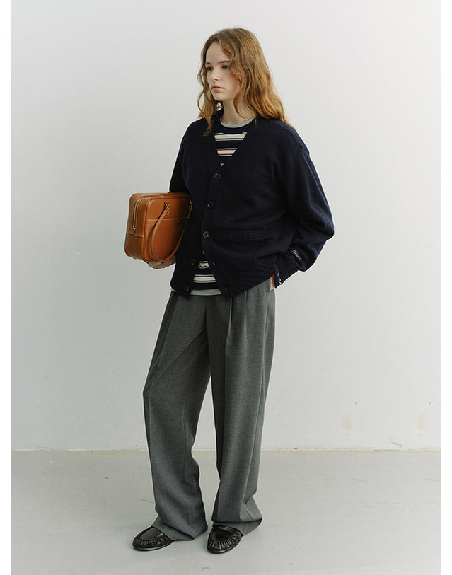 던스트 UNISEX BOYFRIEND KNIT CARDIGAN DARK NAVY_UDSW6A102N3 네이비 착용컷
