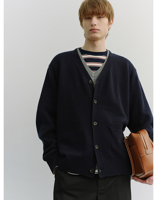 던스트 UNISEX BOYFRIEND KNIT CARDIGAN DARK NAVY_UDSW6A102N3 네이비 착용컷
