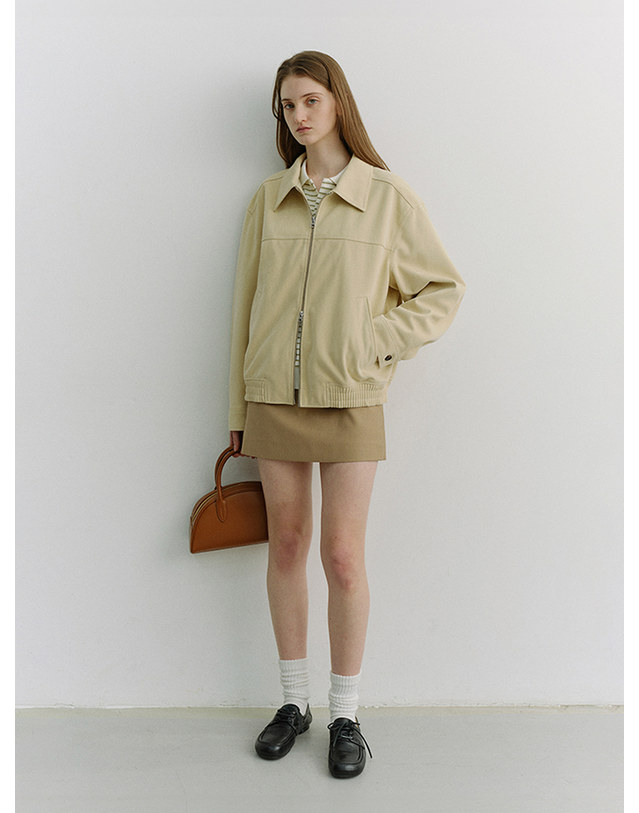 던스트 UNISEX ALTER-SUEDE COLLARED BLOUSON CREAM_UDJU6A107CR 아이보리 착용컷