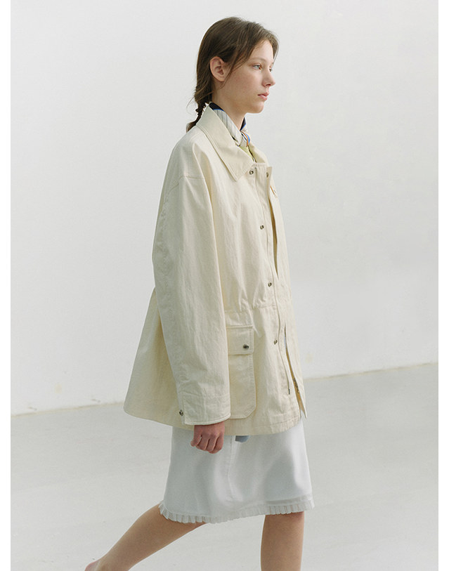 던스트 UNISEX COTTON CHORE JACKET OFF WHITE_UDJA6A101OW 흰색 착용컷