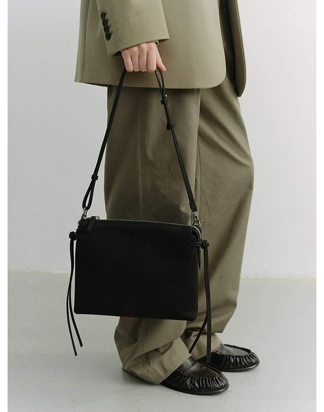 던스트 2-WAY SOFT TOUCH SUEDE BAG BLACK_UDBA6E207BK 블랙 착용컷