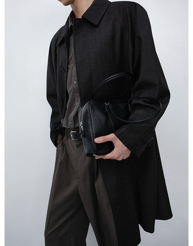 던스트 CLASSIC 28 LEATHER BAG BLACK_M_UDBA6F201BK 블랙 착용컷