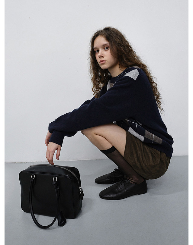 던스트 CLASSIC 28 LEATHER BAG BLACK_M_UDBA6F201BK 블랙 착용컷