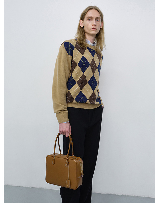 던스트 CLASSIC 28 LEATHER BAG TAN_M_UDBA6F201CM 카멜 착용컷