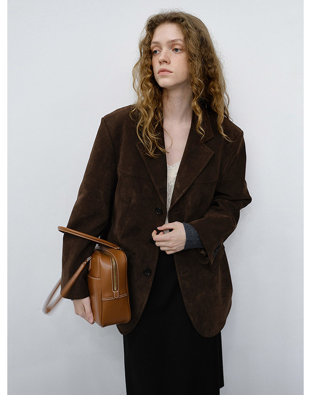 던스트 CLASSIC 28 LEATHER BAG TAN_M_UDBA6F201CM 카멜 착용컷