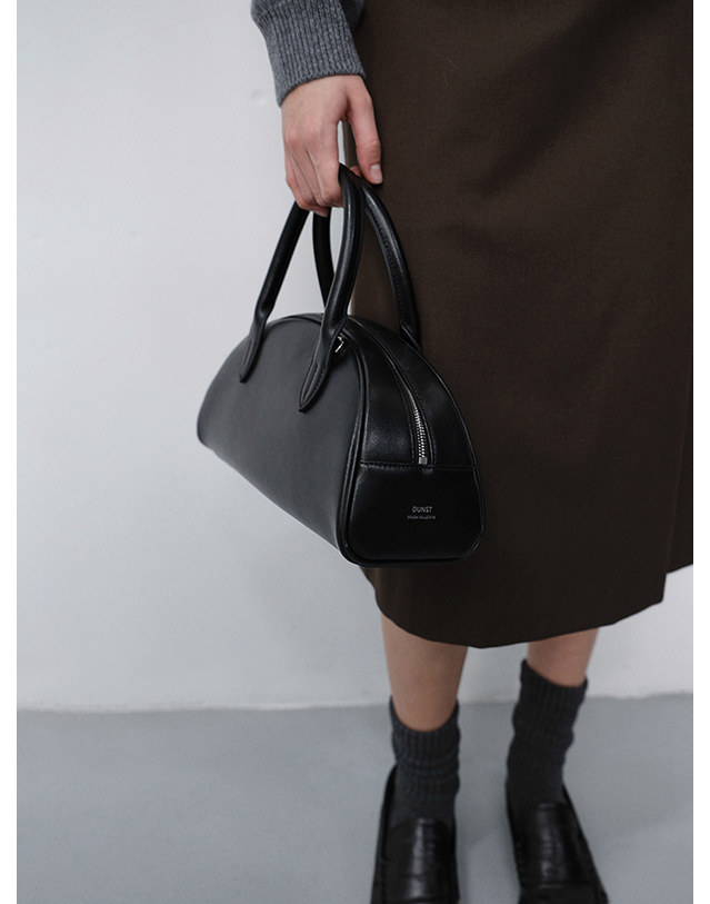 던스트 CLASSIC BOWLING BAG BLACK_UDBA6F203BK 블랙 착용컷
