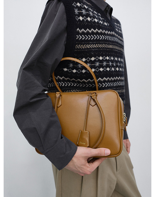 던스트 CLASSIC 28 LEATHER BAG TAN_UDBA6F201CM 카멜 착용컷