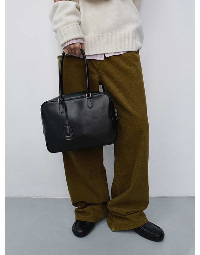 던스트 CLASSIC 28 LEATHER BAG BLACK_UDBA6F201BK 블랙 착용컷