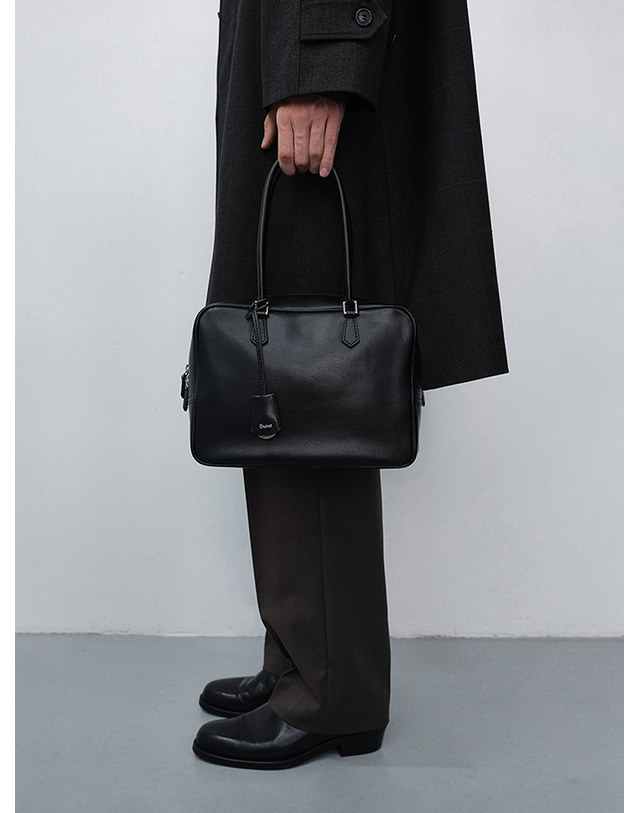 던스트 CLASSIC 28 LEATHER BAG BLACK_UDBA6F201BK 블랙 착용컷