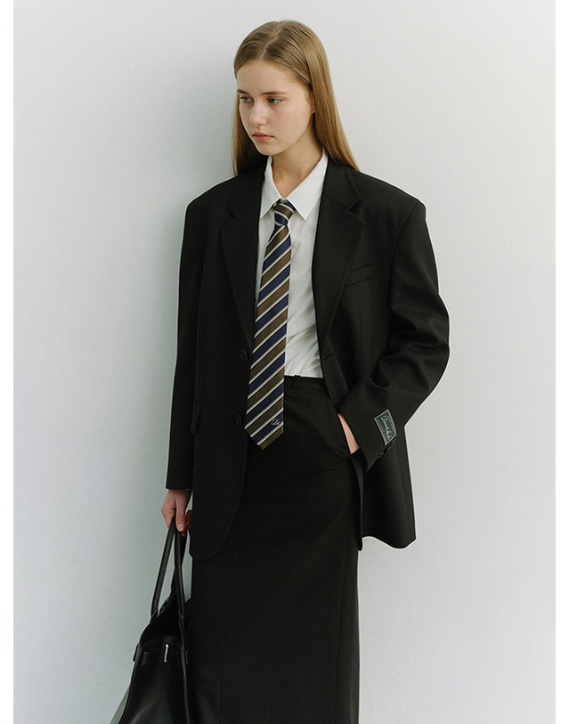 던스트 STRIPED TIE OLIVE_M_UDNE6E101K1 그린 착용컷