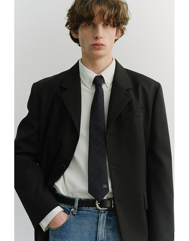 던스트 STRIPED TIE NAVY_M_UDNE6E101N2 네이비 착용컷