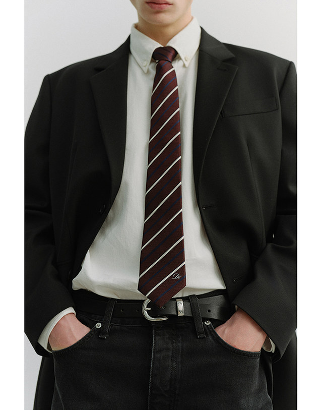 던스트 STRIPED TIE BURGUNDY_M_UDNE6E101D2 레드 착용컷