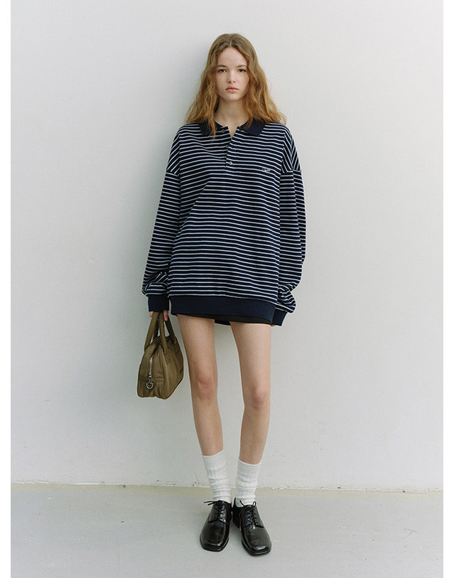 던스트 UNISEX STRIPED LOGO COLLARED T-SHIRT NAVY_M_UDTS6A120N2 네이비 착용컷