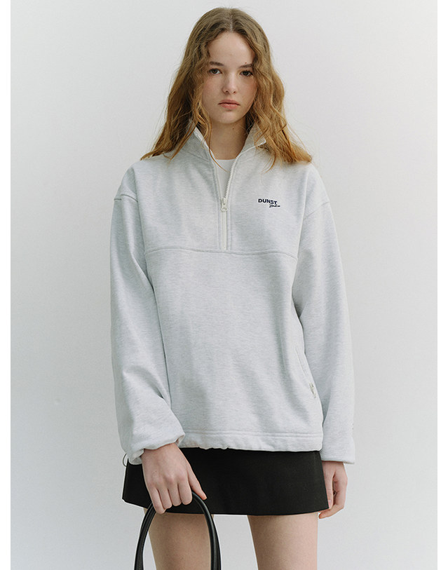 던스트 UNISEX RELAXED HALF ZIP-UP SWEATSHIRT LIGHT MELANGE GREY_M_UDTS6A102G1 그레이 착용컷