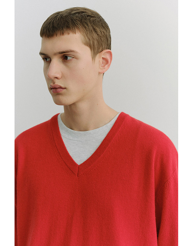 던스트 UNISEX SOFT V-NECK SWEATER TOMATO RED_M_UDSW6A108R2 레드 착용컷