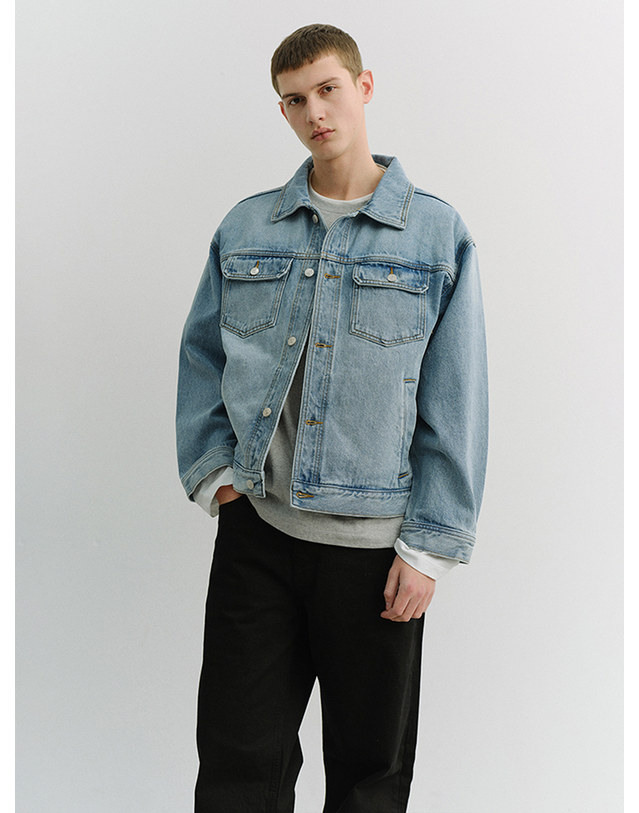 던스트 UNISEX DENIM TRUCKER JACKET LIGHT BLUE_M_UDJU6A108B1 블루 착용컷