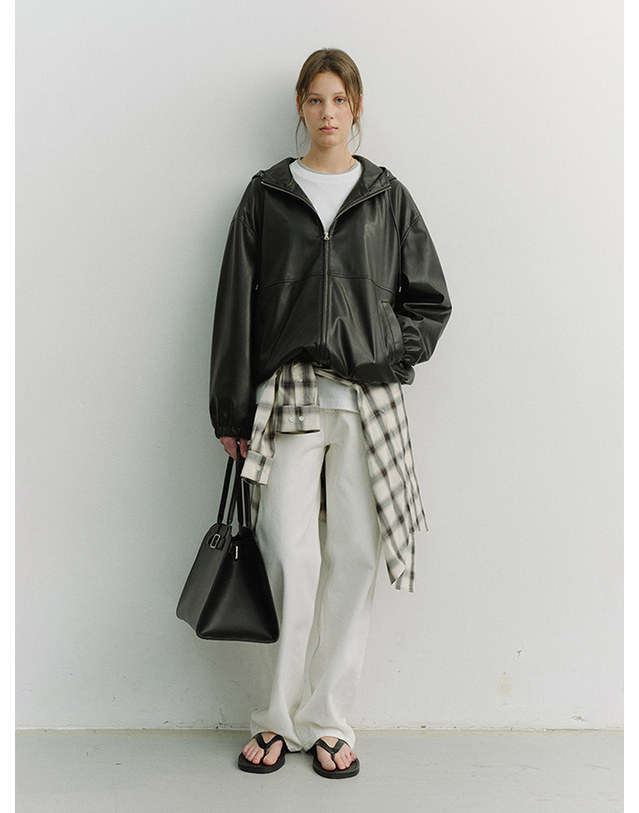 던스트 UNISEX ALTER-LEATHER WINDBREAKER BLACK_M_UDJU6A101BK 블랙 착용컷