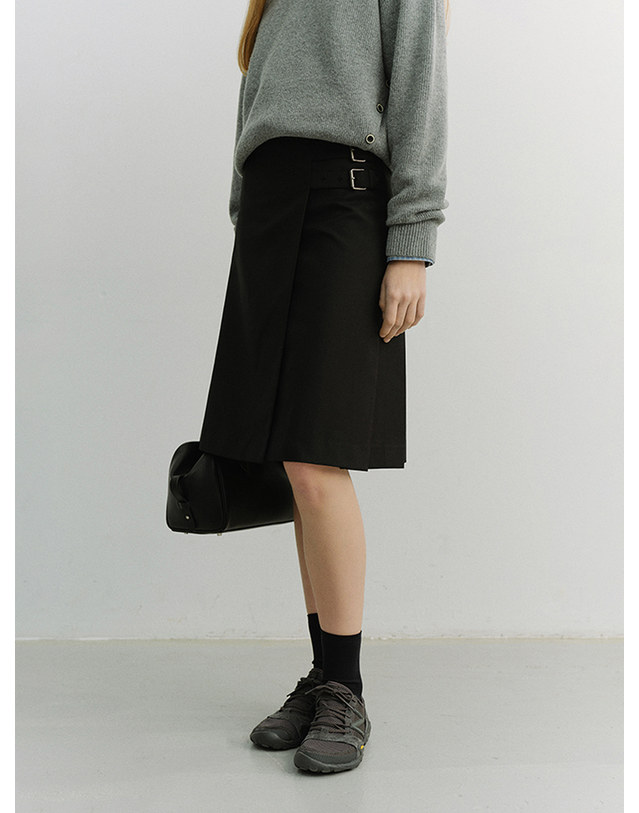 던스트 PLEATS MIDI SKIRT BLACK_UDSK6A203BK 블랙 착용컷