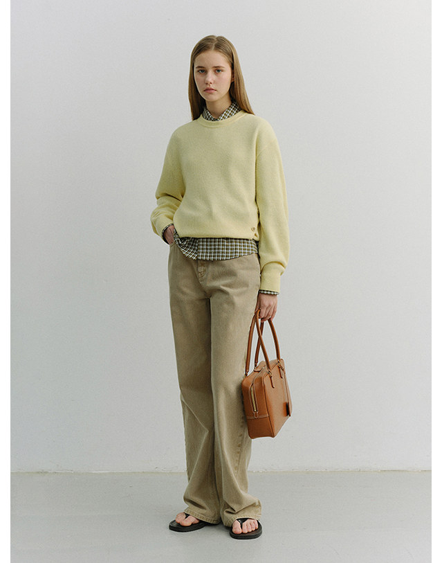 던스트 RELAXED WIDE JEANS DYED SAND BEIGE_UDPA6A208I2 베이지 착용컷